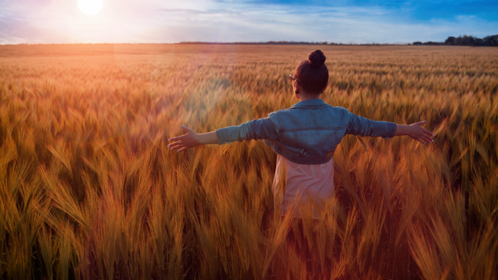 Confident woman at sunrise, symbolizing personal transformation and the journey to reclaim yourself through the Grow & Glow blog.
